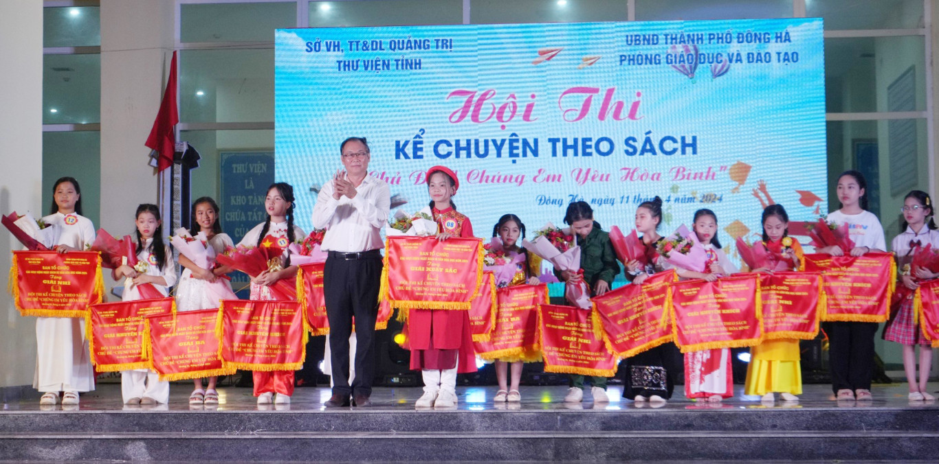 Trao giải xuất sắc cho đội thi Trường Tiểu học & THCS Phường 3 với tiết mục kể chuyện về Hai Bà Trưng 